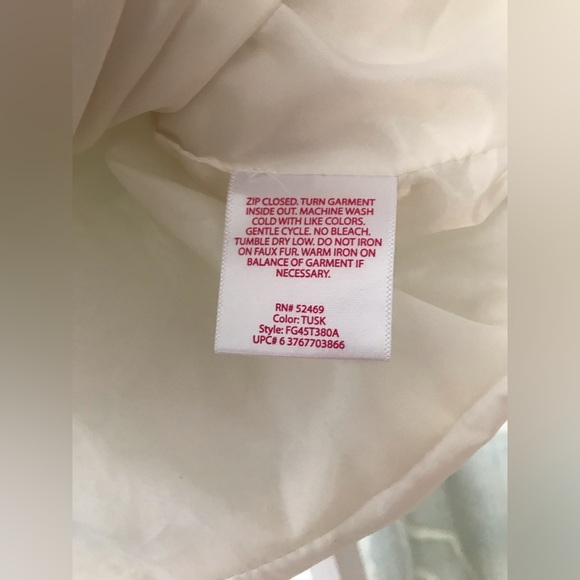 White vest size 6X. Metallic fibers in faux fur sparkly and eye-catching! - Picture 3 of 4